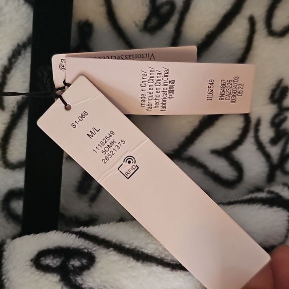 Victoria's Secret Pink Women's Plush Black/White Love Print Robe - Picture 4 of 7